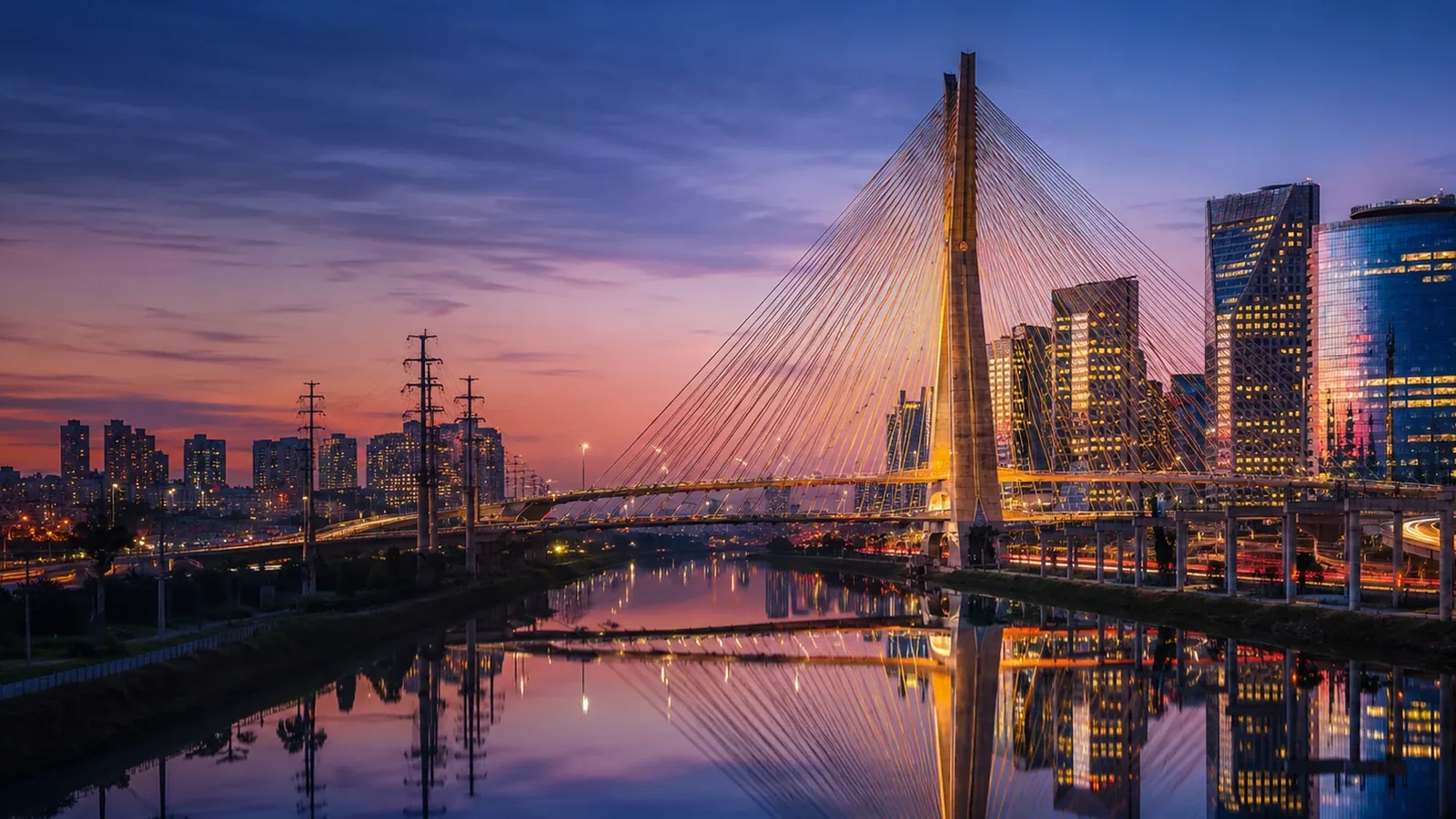 Transfer pricing no Brasil e operações internacionais Ponte estaiada e edifícios empresariais de São Paulo ao entardecer.