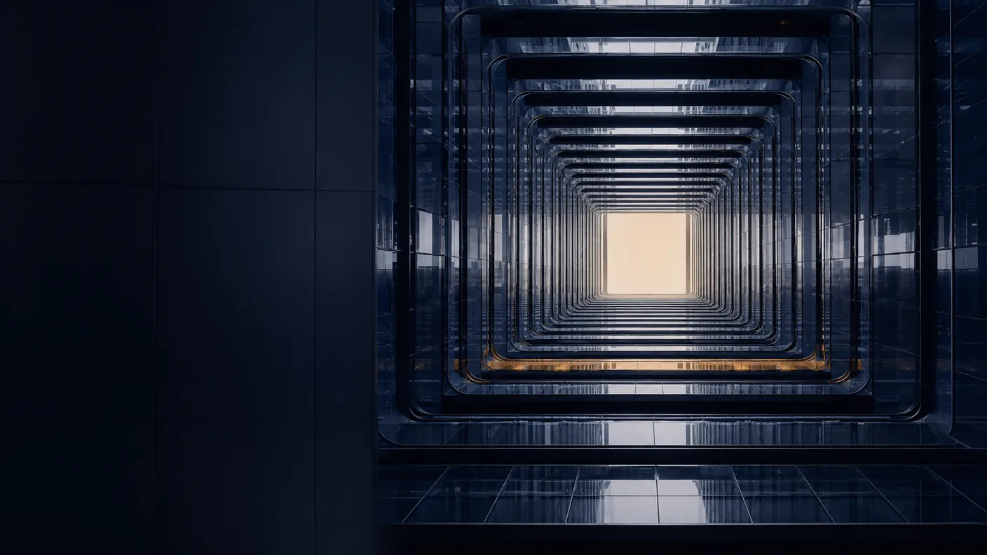 Átrio de torre corporativa visto de baixo, com lajes de vidro concêntricas recuando até um poço de luz clara e um único pavimento refletindo dourado — a arquitetura do Adicional da CSLL sob as Regras GloBE. TaxUp.