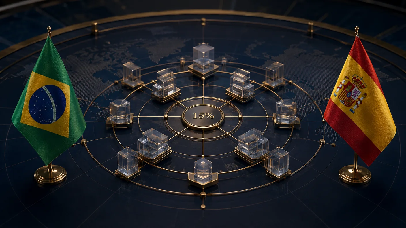 Panel dorado circular sobre mapa mundial con el tipo mínimo del 15% en el centro, nodos de cristal y las banderas de Brasil y España — impuesto complementario y Pilar 2 en la filial brasileña. TaxUp.