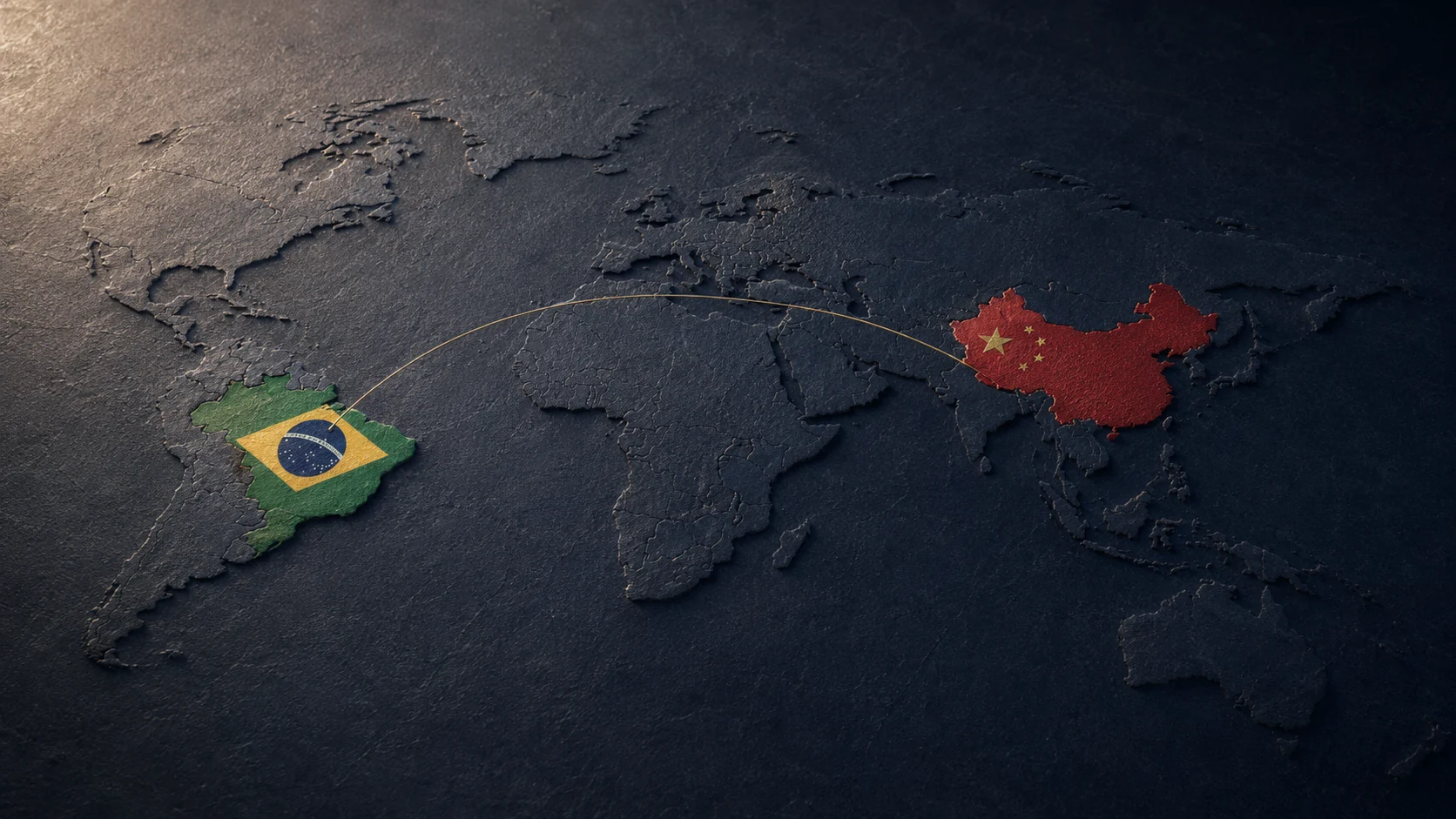 Mapa-múndi em relevo de pedra escura com o Brasil e a China preenchidos pelas respectivas bandeiras e ligados por um arco dourado — o acordo Brasil–China contra a dupla tributação. TaxUp.