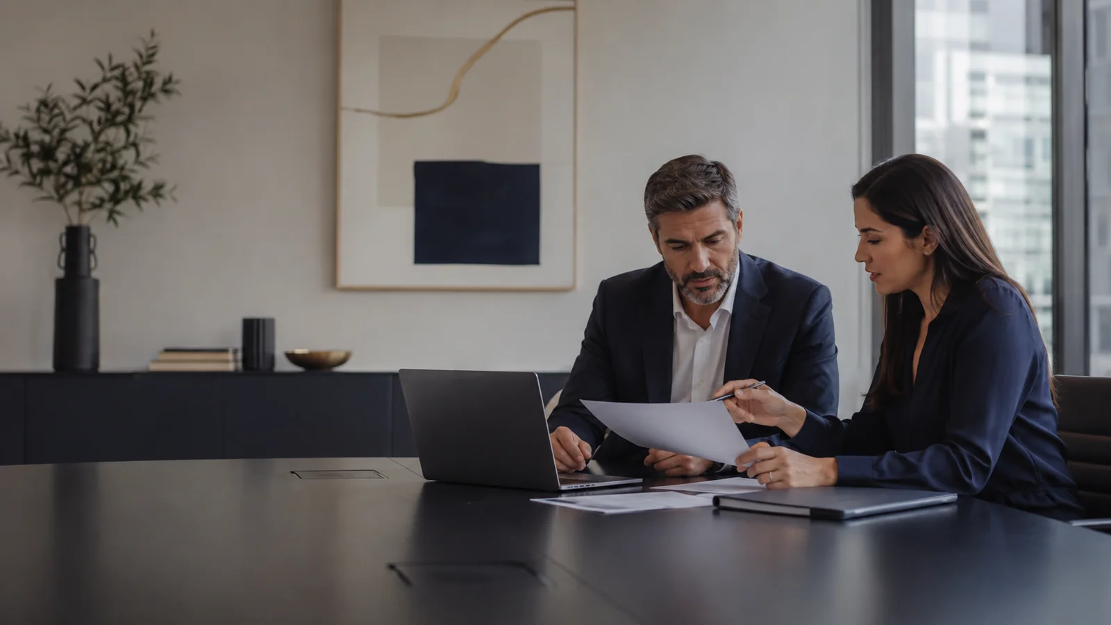 Executivos analisam um roteiro de integração tributária após a aquisição de uma empresa.