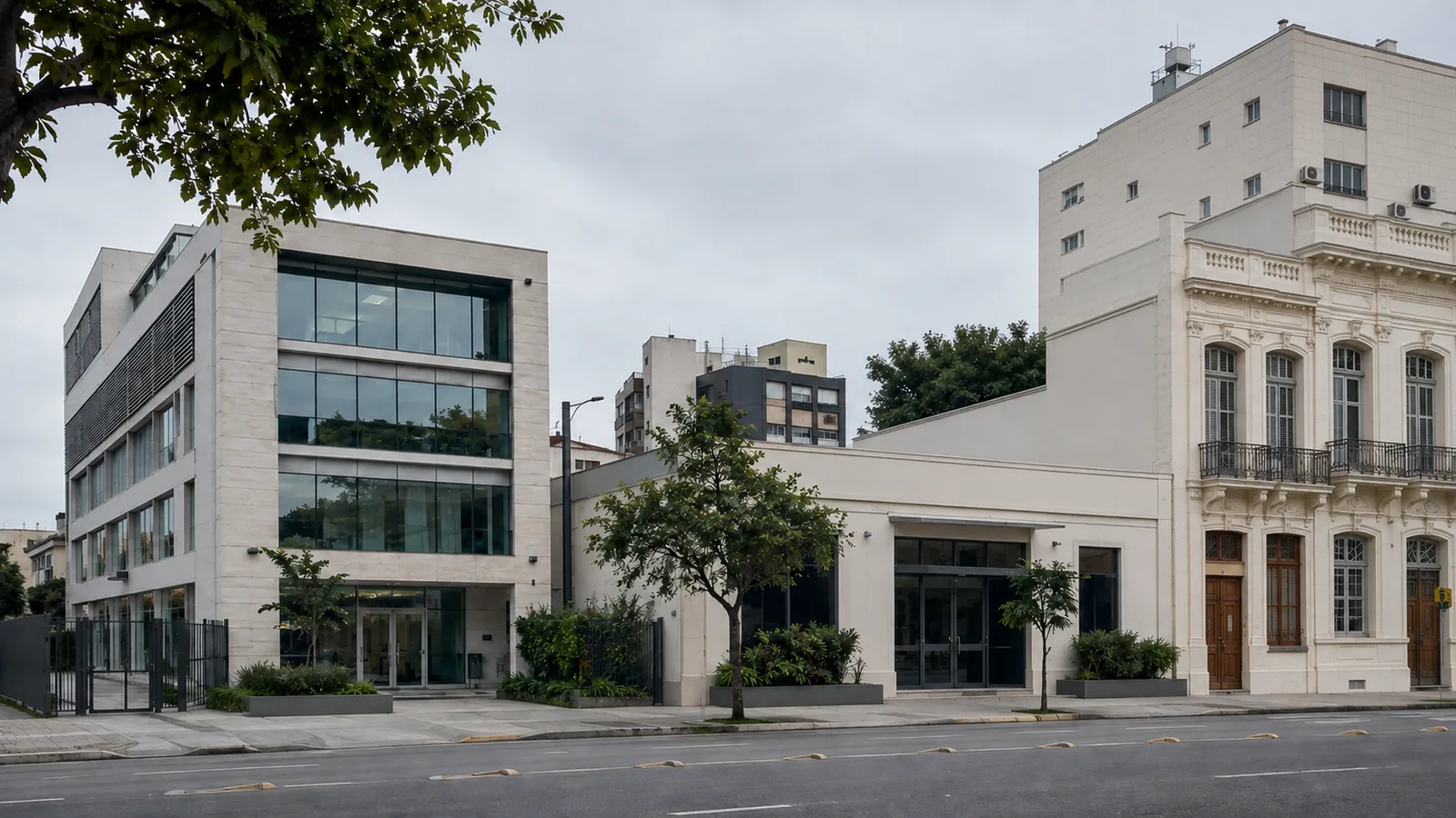 Edifícios comerciais de diferentes características em uma rua urbana.