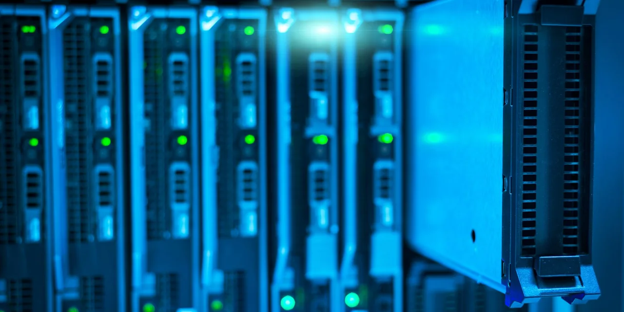 Equipamentos de servidor em um rack com iluminação azul e indicadores verdes.