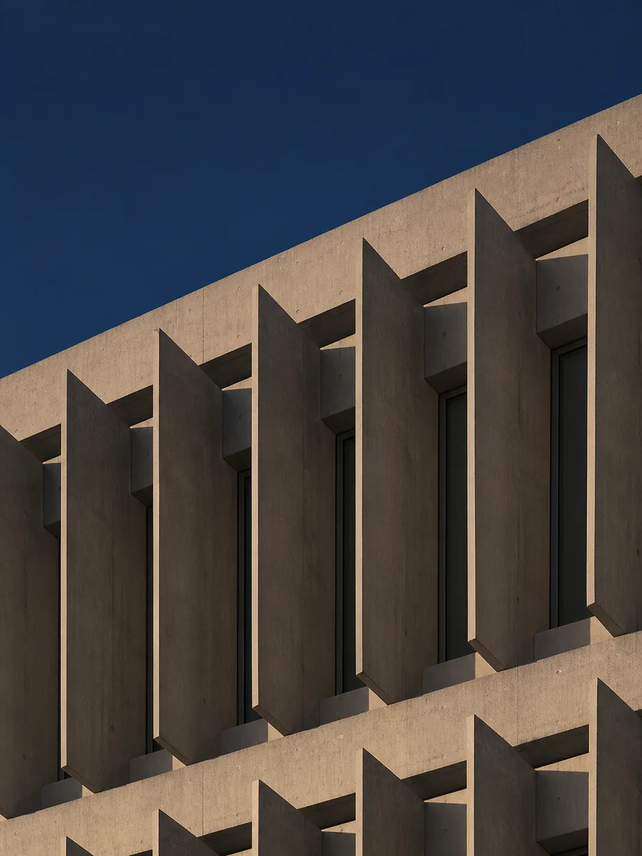 Fachada arquitetônica brutalista — solidez institucional do compliance fiscal